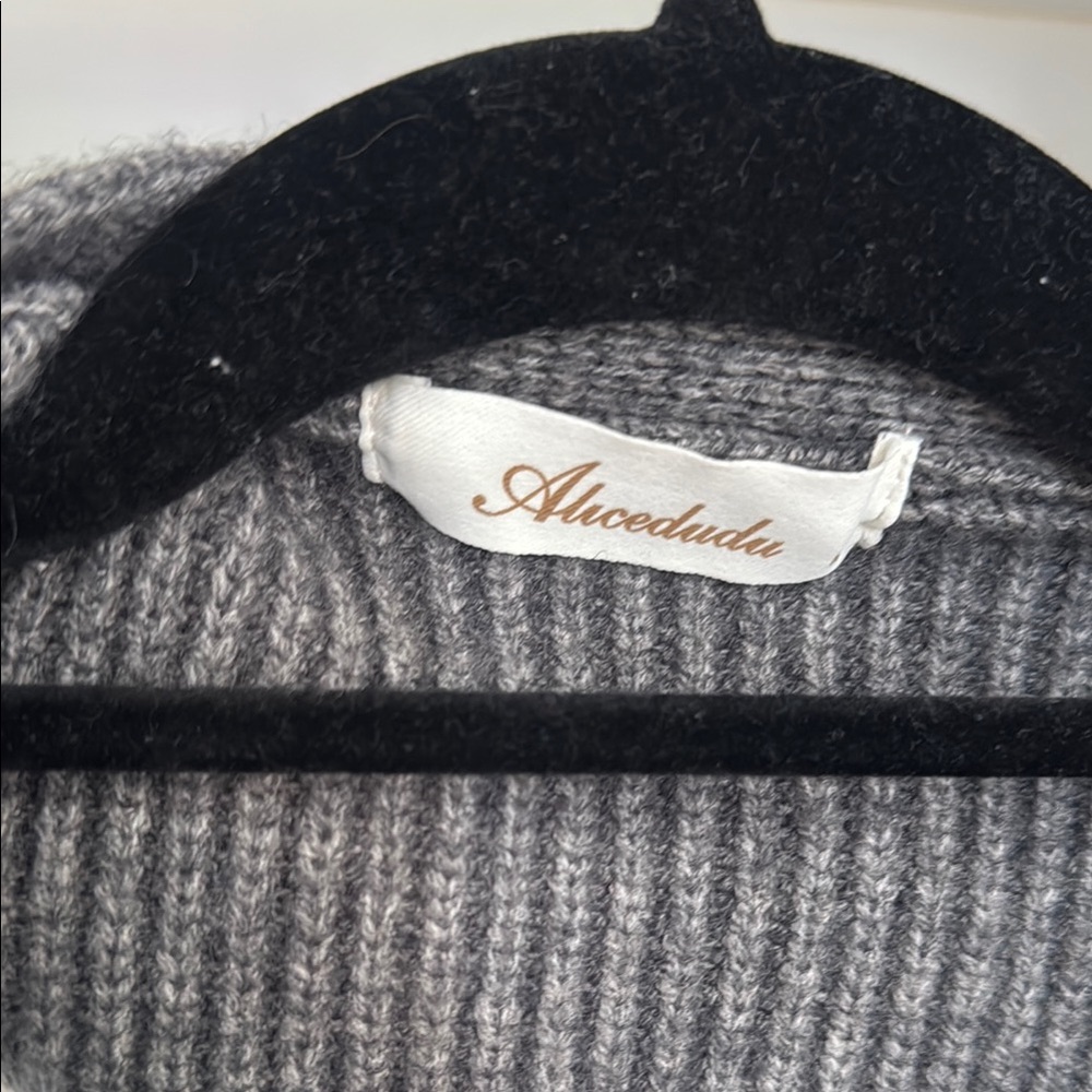 Gray V-Neck Ribbed Sweater - Picture 3 of 4